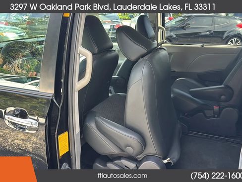 Used 2014 Toyota Sienna SE FWD image 22