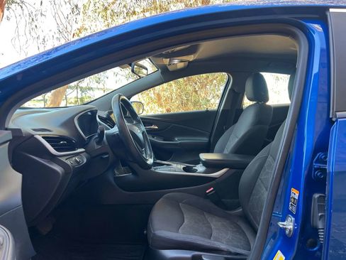 Used 2017 Chevrolet Volt LT w/ Comfort Package image 12