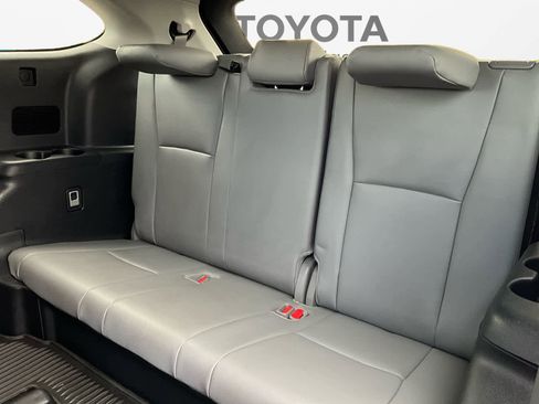 Used 2024 Toyota Highlander XLE AWD/4WD image 26