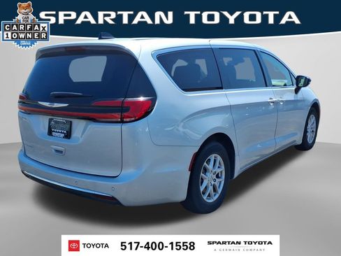 Used 2024 Chrysler Pacifica Touring-L FWD image 7