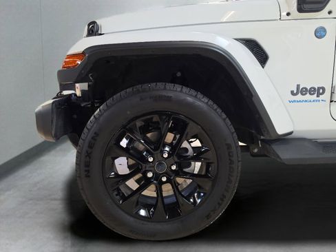 Used 2025 Jeep Wrangler Unlimited Sahara AWD/4WD image 25