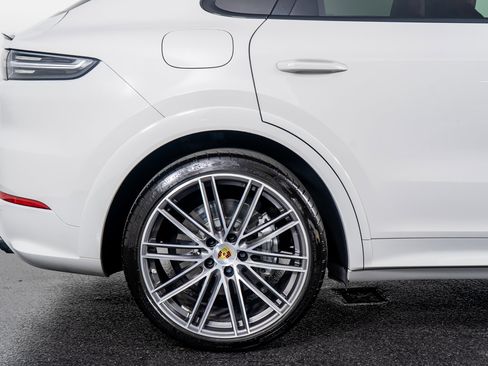 Used 2022 Porsche Cayenne Turbo image 8