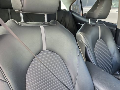 Used 2021 Toyota Camry SE image 4