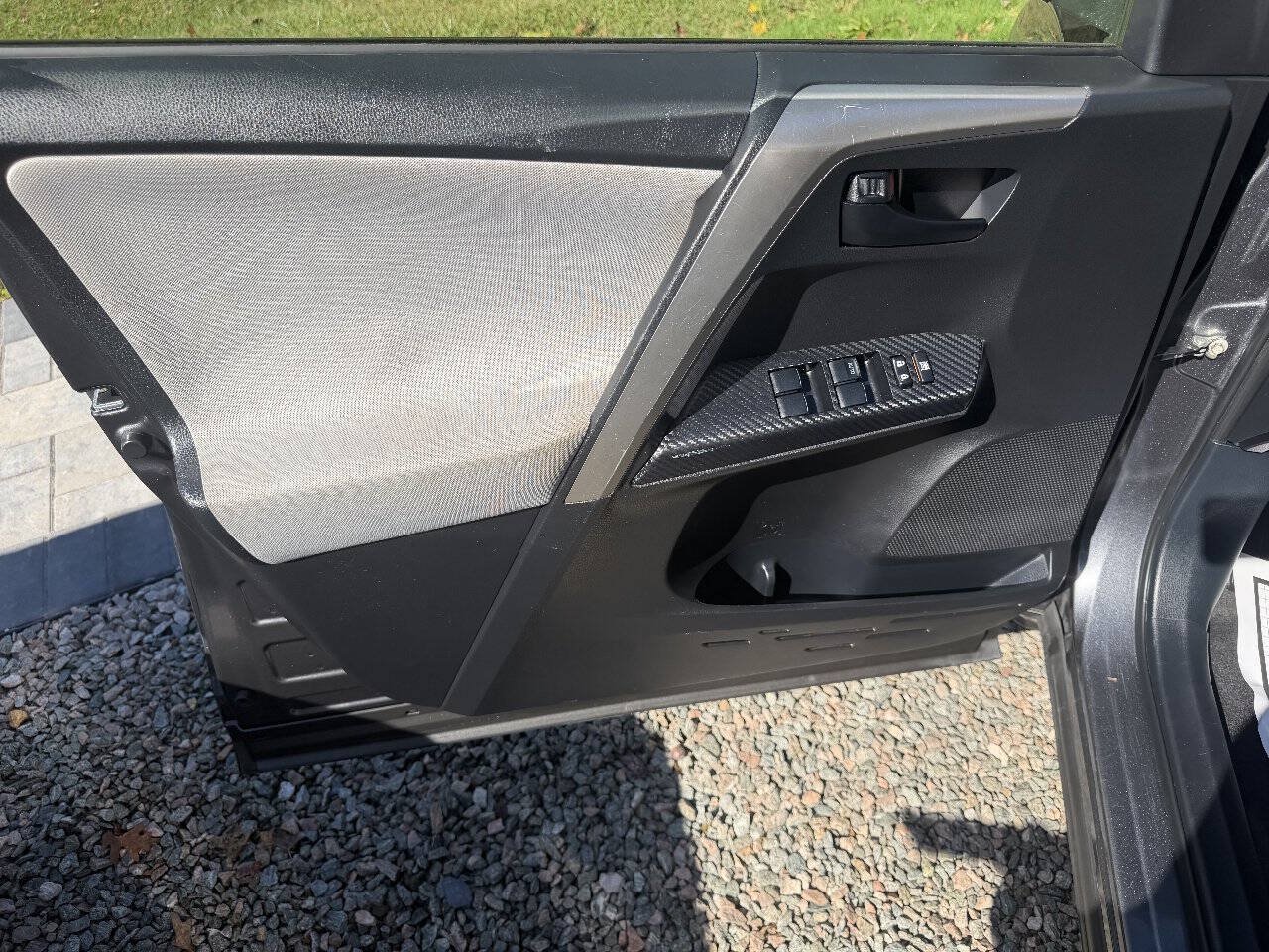 Used 2015 Toyota RAV4 LE AWD/4WD image 2