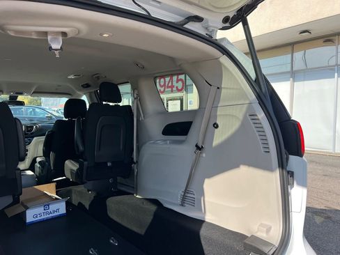 Used 2022 Chrysler Voyager LX image 38