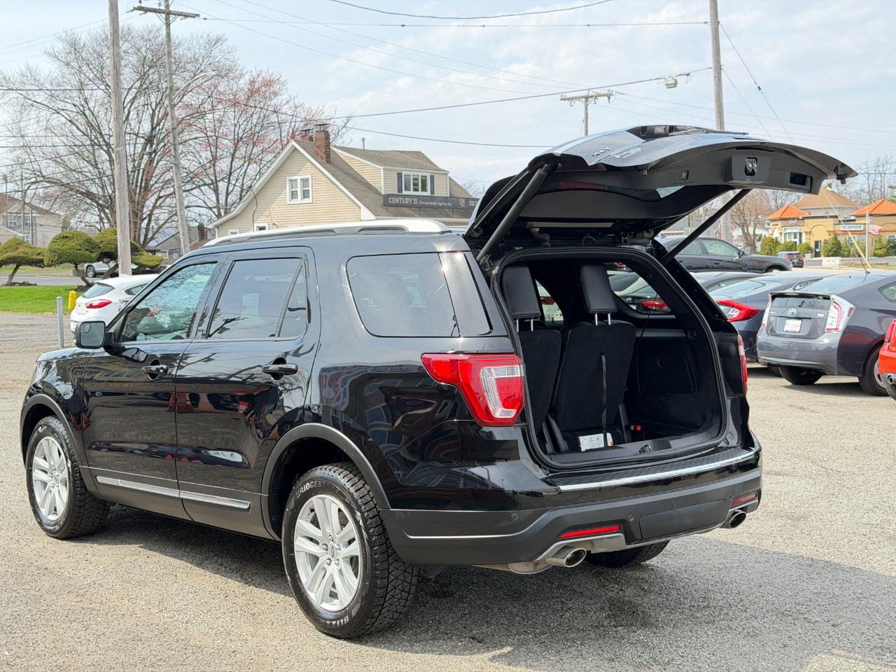 Used 2018 Ford Explorer XLT w/ Equipment Group 202A AWD/4WD image 33