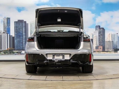 Used 2025 BMW 750e xDrive image 12