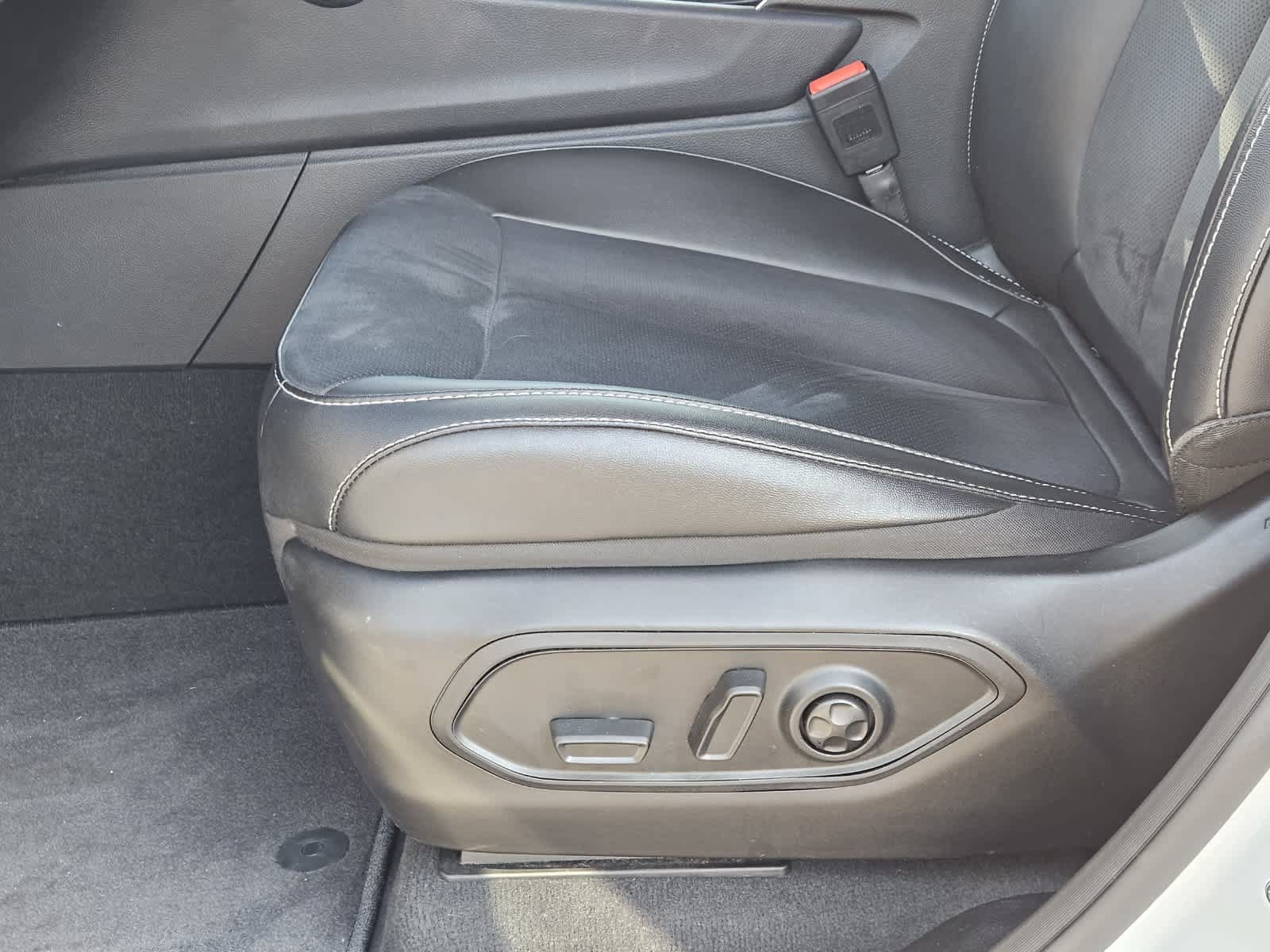Used 2025 Jeep Grand Cherokee L Altitude RWD image 22