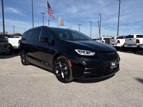 New 2026 Chrysler Pacifica Select w/ S Appearance Package image 7