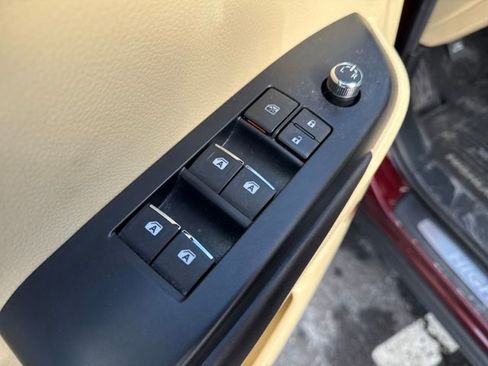 Used 2016 Toyota Highlander Limited image 18