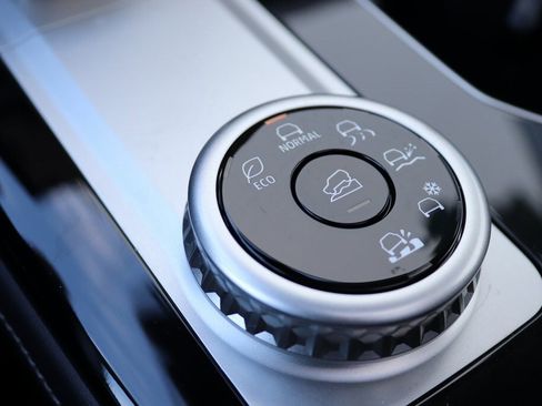 Used 2025 Mitsubishi Outlander SEL image 18