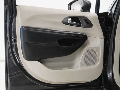 Used 2022 Chrysler Pacifica Touring-L w/ Uconnect Theater Family Group image 13