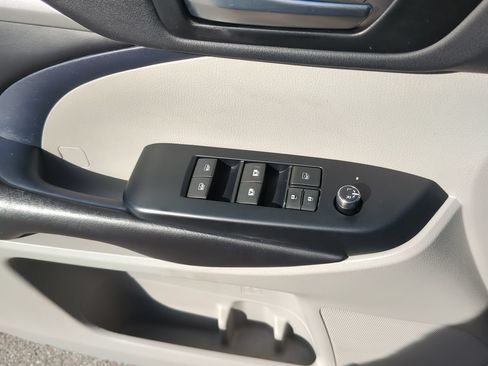 Used 2019 Toyota Highlander XLE FWD image 17