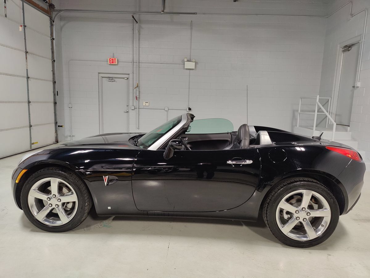 Used 2008 Pontiac Solstice GXP w/ Premium Package RWD image 16