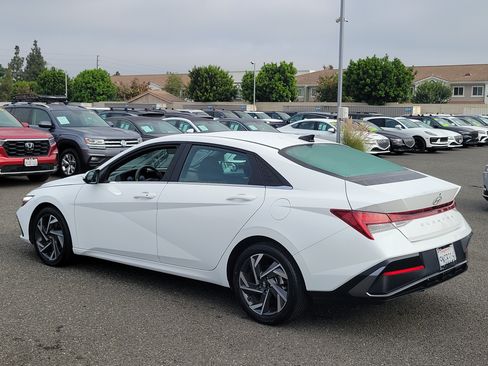 Certified 2025 Hyundai Elantra SEL FWD image 28