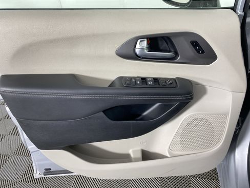 Used 2024 Chrysler Pacifica Touring-L image 13