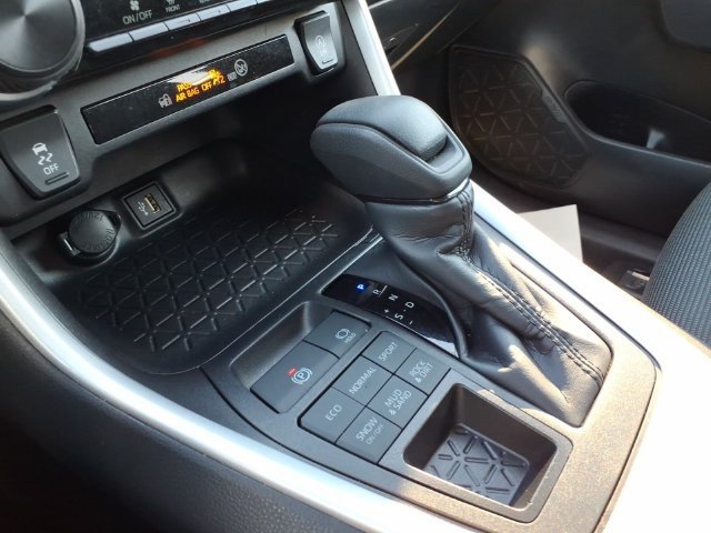Used 2025 Toyota RAV4 LE AWD/4WD image 25