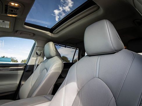 Used 2023 Toyota Highlander Limited image 2