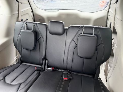 Used 2024 Chrysler Pacifica Touring-L image 18