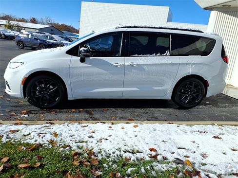 Used 2025 Chrysler Pacifica Limited image 22