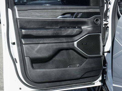 Used 2022 Jeep Wagoneer Series III w/ Rear Seat Video Group 1 image 16