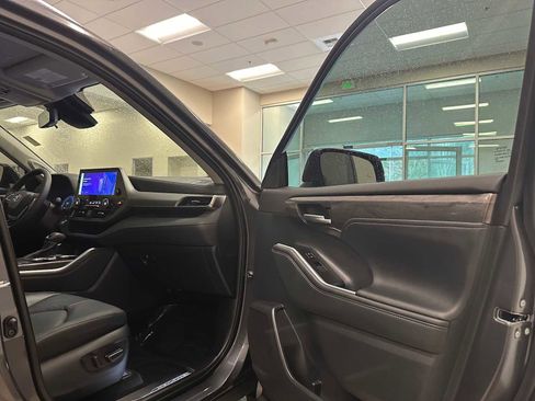 Certified 2025 Toyota Highlander Platinum image 30