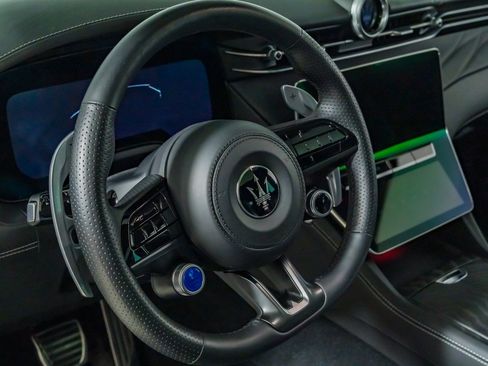 Used 2025 Maserati Grecale Modena image 21