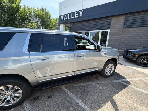 Used 2025 GMC Yukon XL Denali AWD/4WD image 8