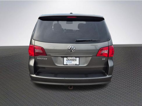 Used 2010 Volkswagen Routan SE FWD image 6