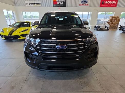 Used 2023 Ford Explorer XLT AWD/4WD image 3