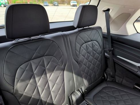 Used 2025 BMW X7 xDrive40i w/ Premium Package image 14