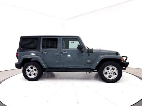 Used 2014 Jeep Wrangler Unlimited Sahara w/ Connectivity Group AWD/4WD image 28