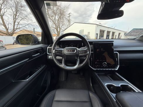 Used 2025 GMC Acadia Elevation w/ Elevation Premium Package image 2