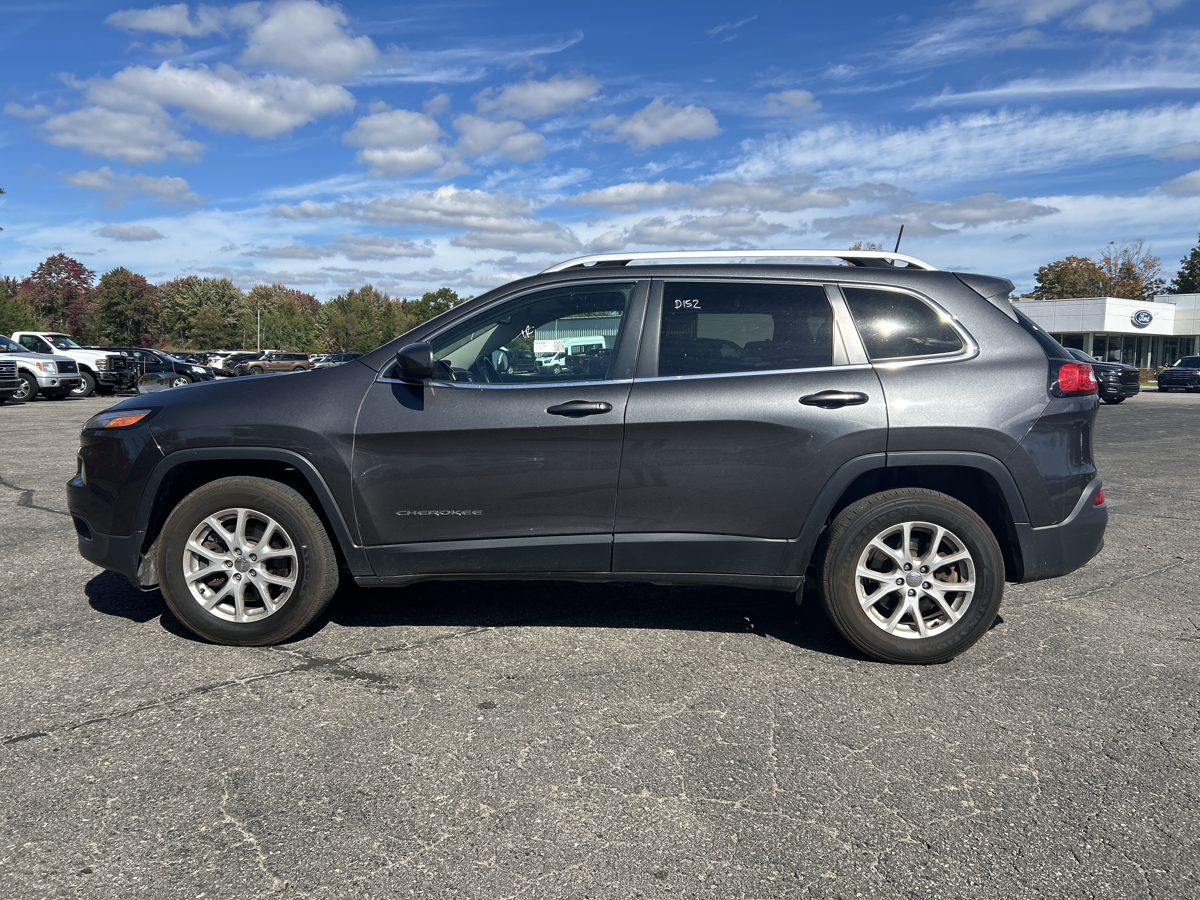 Used 2017 Jeep Cherokee Latitude w/ Cold Weather Group AWD/4WD image 7