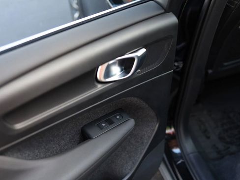 Used 2025 Volvo XC40 B5 Core image 39