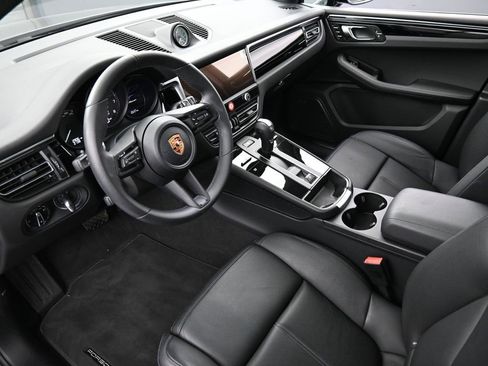Certified 2025 Porsche Macan image 4