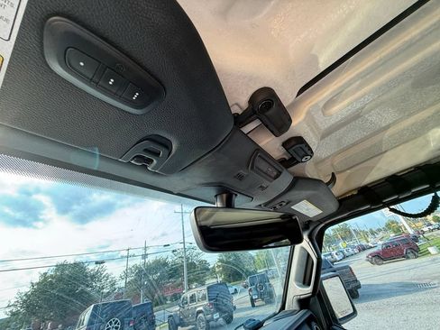 Used 2022 Jeep Wrangler Unlimited Sahara AWD/4WD image 23