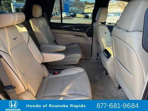 Used 2024 Cadillac Escalade Premium Luxury image 33