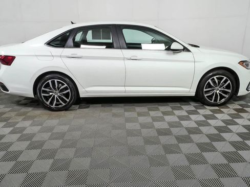 Certified 2025 Volkswagen Jetta SE FWD image 2