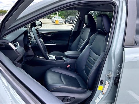 Used 2022 Toyota RAV4 XLE Premium AWD/4WD image 8