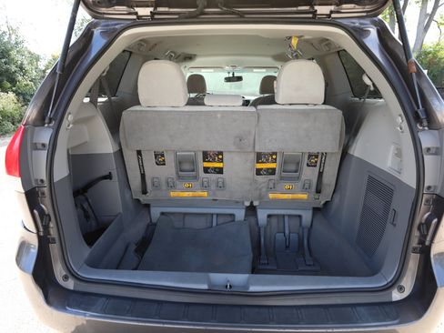 Used 2011 Toyota Sienna LE image 12