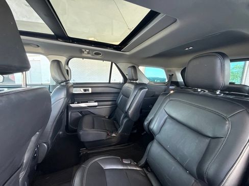 Used 2022 Ford Explorer Limited w/ Equipment Group 301A AWD/4WD image 32