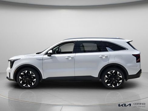 Certified 2024 Kia Sorento EX w/ Panoramic Sunroof Package FWD image 3