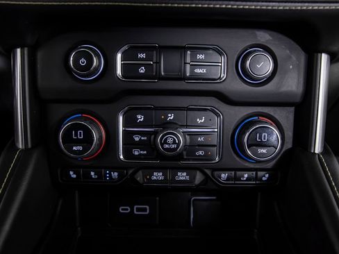 Used 2023 Chevrolet Tahoe Premier AWD/4WD image 28