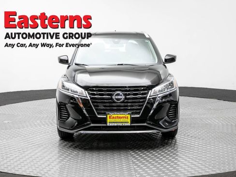 Used 2023 Nissan Kicks SV FWD image 2