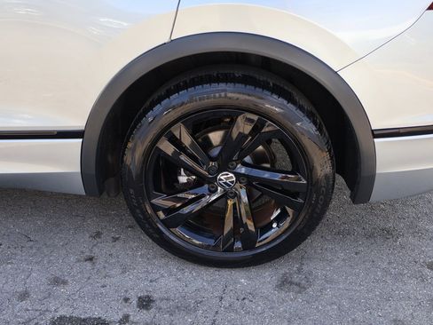 Used 2023 Volkswagen Tiguan SE R-Line image 22