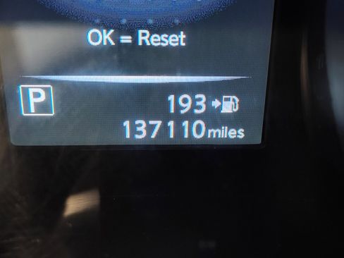 Used 2017 Nissan Rogue SV FWD image 2