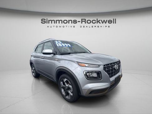 Used 2025 Hyundai Venue SEL FWD image 5