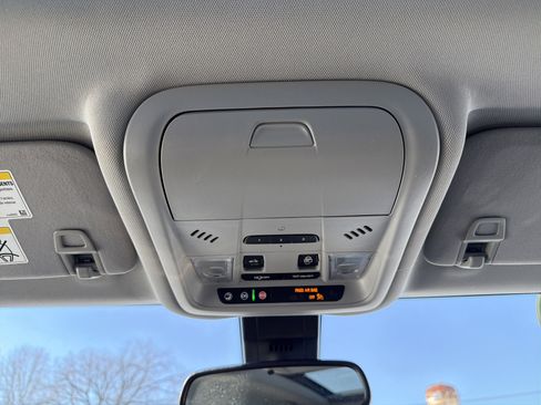 Used 2022 GMC Terrain SLT w/ Tech Package image 18