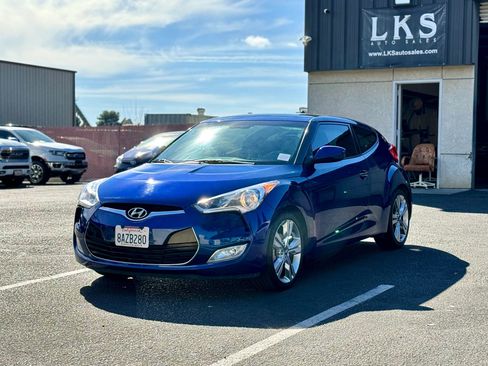 Used 2017 Hyundai Veloster Value Edition image 3